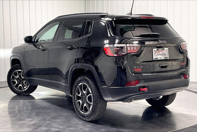 Used 2025 Jeep Compass Trailhawk w/ Sun & Sound Group AWD/4WD image 12