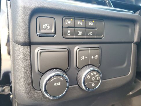 New 2026 Chevrolet Suburban LT image 23