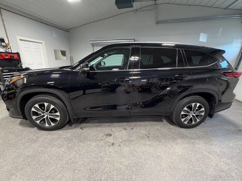 Used 2021 Toyota Highlander XLE AWD/4WD image 8