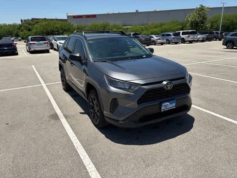 Used 2021 Toyota RAV4 LE FWD image 9