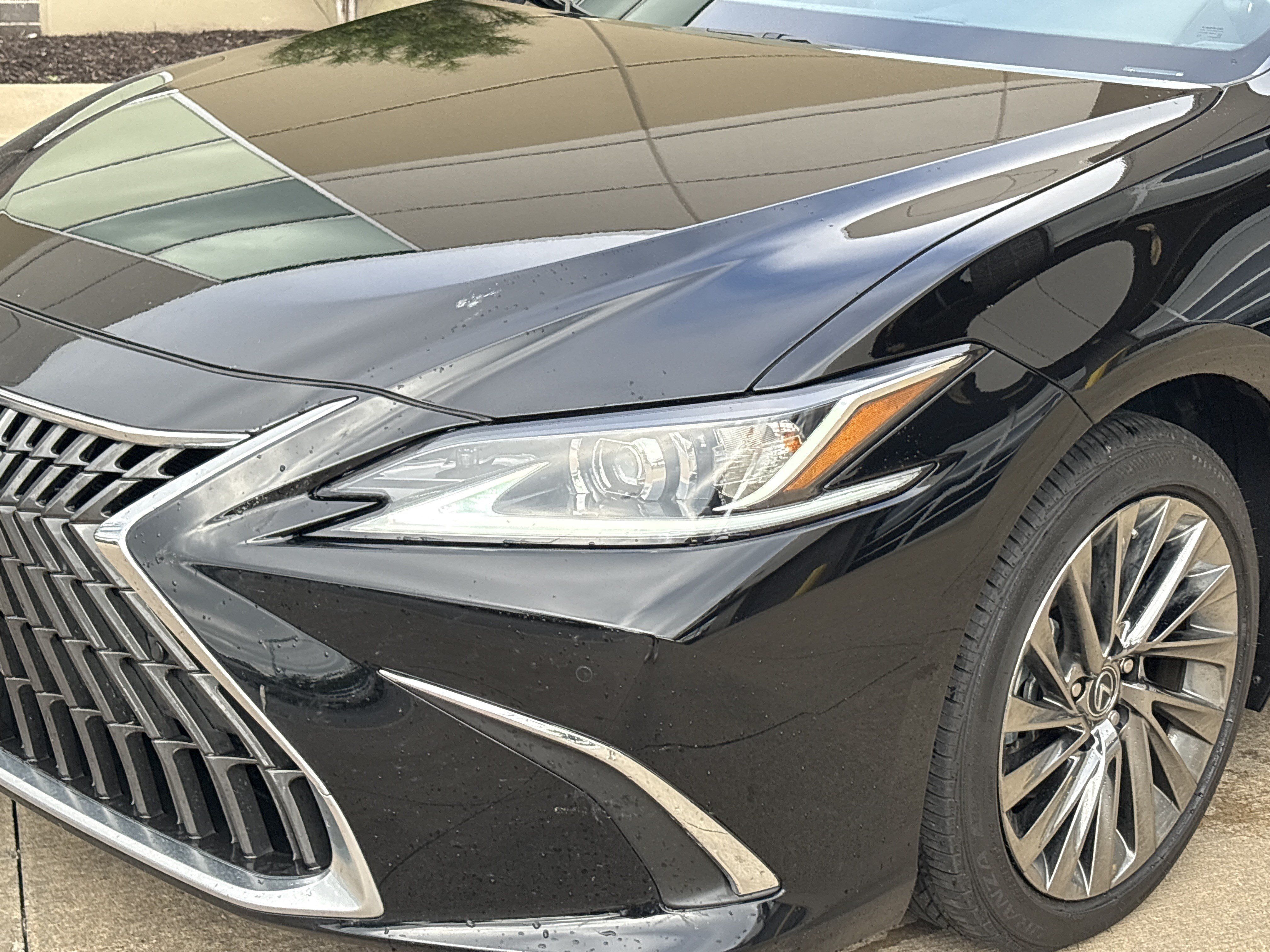 Used 2025 Lexus ES 300h w/ Luxury Package FWD image 6