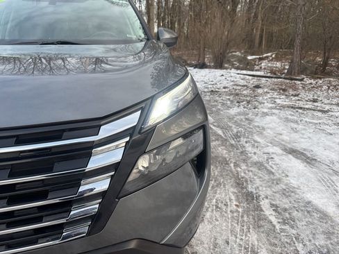 Used 2024 Nissan Rogue SV image 3