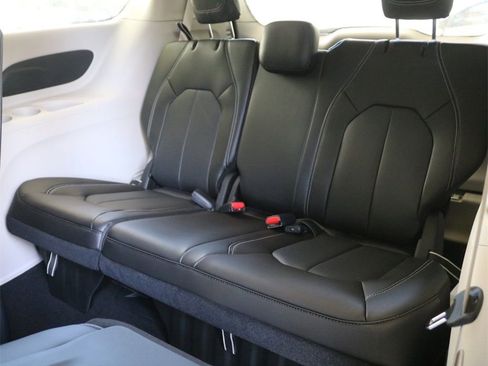 Used 2023 Chrysler Pacifica Touring-L image 24