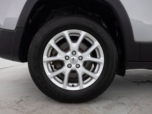 Used 2015 Jeep Cherokee Latitude w/ Comfort/Convenience Group AWD/4WD image 19