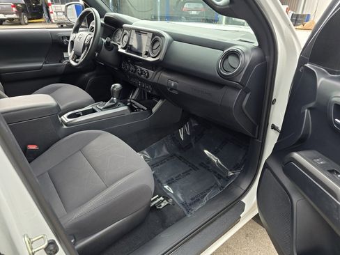 Used 2018 Toyota Tacoma TRD Off-Road image 34