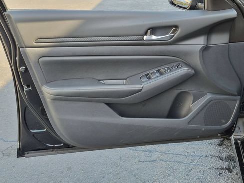 Used 2025 Nissan Altima 2.5 SV FWD image 11
