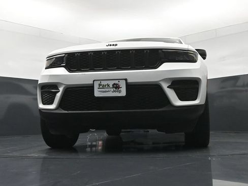 Used 2023 Jeep Grand Cherokee Altitude AWD/4WD image 19
