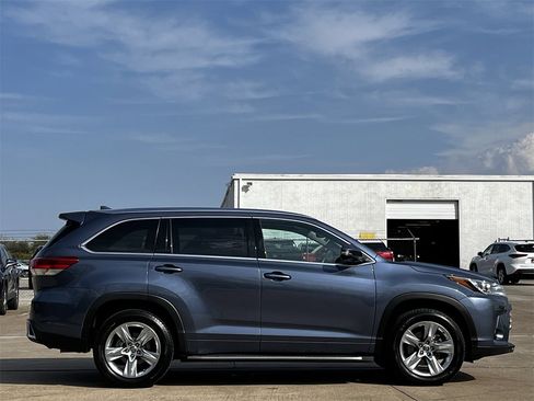 Used 2018 Toyota Highlander Limited image 3