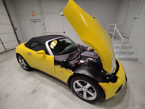 Used 2008 Pontiac Solstice GXP w/ Premium Package RWD image 5