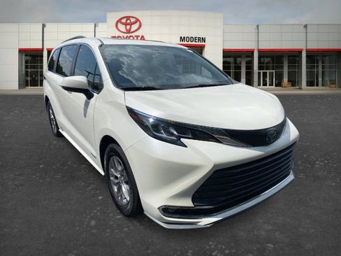 Certified 2021 Toyota Sienna XLE FWD image 3