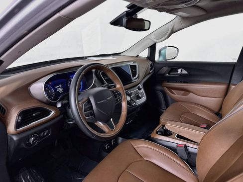 Used 2017 Chrysler Pacifica Limited FWD image 4