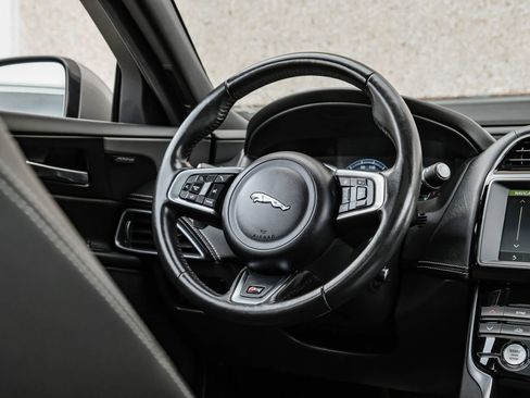 Used 2019 Jaguar XE S image 23