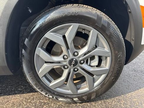 Used 2025 Kia Seltos LX AWD/4WD image 29
