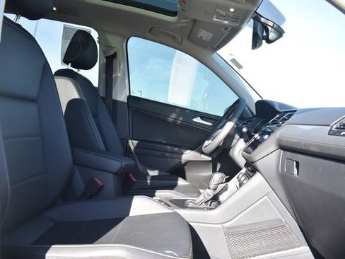 Used 2021 Volkswagen Tiguan SE FWD image 12