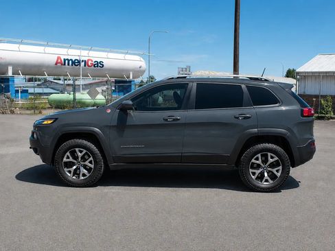 Used 2017 Jeep Cherokee Trailhawk w/ Comfort/Convenience Group AWD/4WD image 4