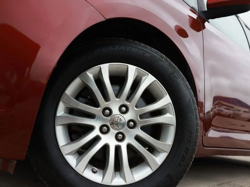 Used 2012 Toyota Sienna XLE image 32