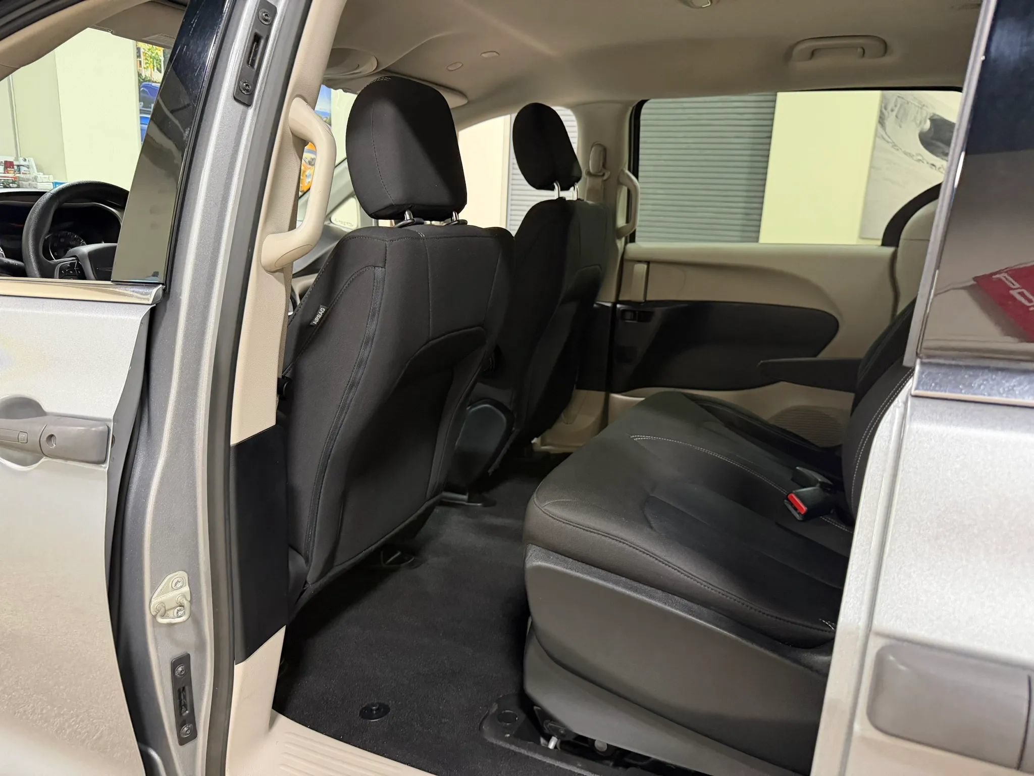 Used 2021 Chrysler Voyager L FWD image 31