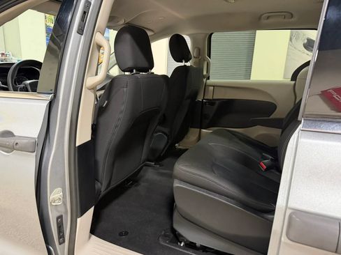 Used 2021 Chrysler Voyager L FWD image 31