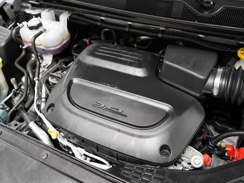 Used 2024 Chrysler Pacifica Touring-L FWD image 30