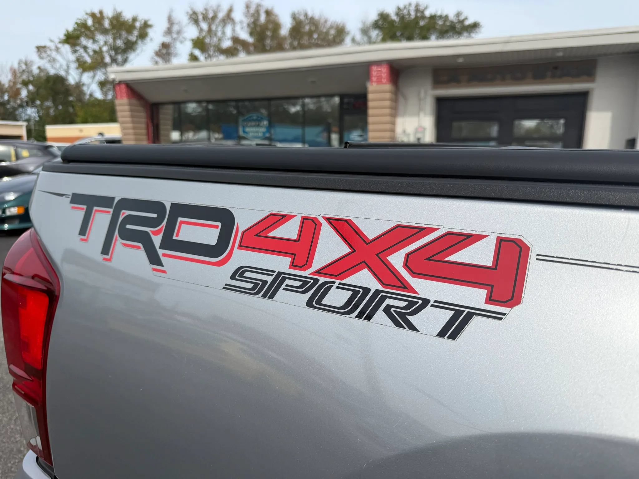 Used 2017 Toyota Tacoma TRD Sport w/ Tow Package AWD/4WD image 10