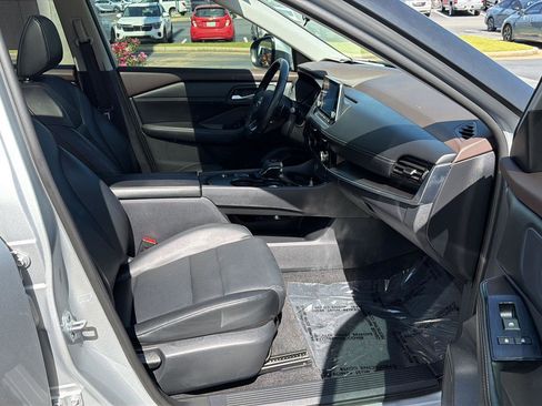 Used 2022 Nissan Rogue SV w/ SV Premium Package image 13