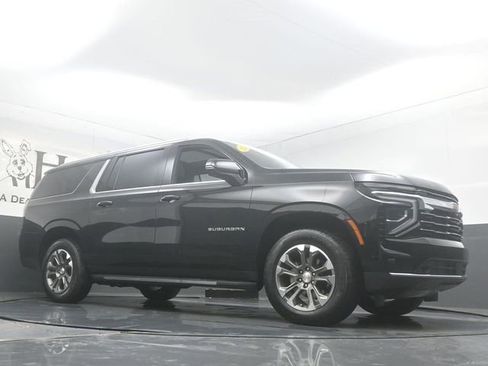 Used 2025 Chevrolet Suburban LT w/ Comfort Package image 2