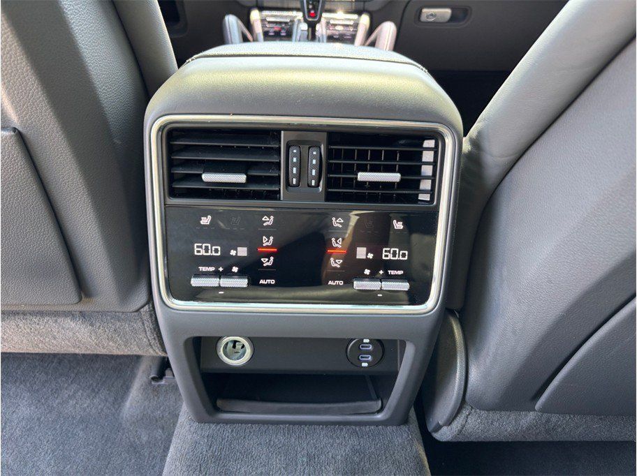 Used 2022 Porsche Cayenne Platinum Edition AWD/4WD image 39