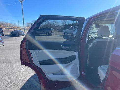 Used 2019 Ford Edge Titanium FWD image 16