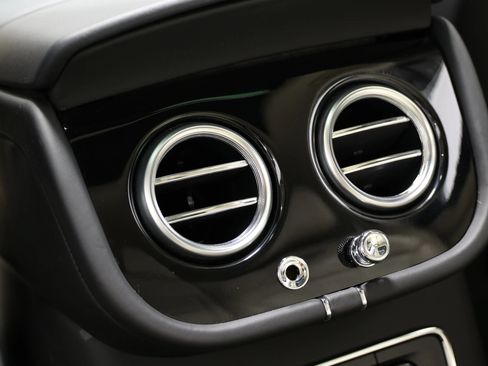 Used 2019 Bentley Bentayga AWD/4WD image 68