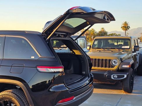 New 2026 Jeep Grand Cherokee Altitude image 8