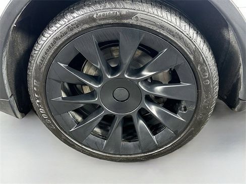Used 2022 Tesla Model Y Long Range image 26
