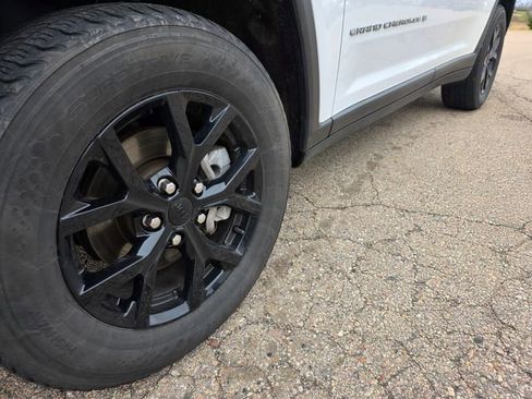 Used 2023 Jeep Grand Cherokee Limited image 38