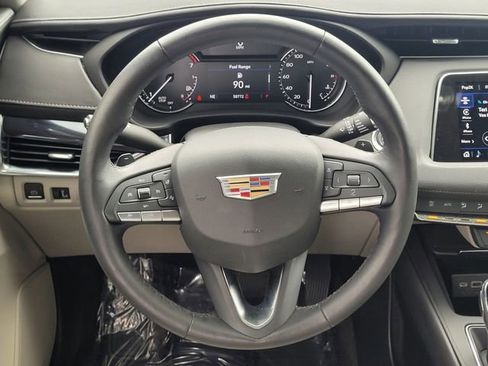 Used 2023 Cadillac XT4 Luxury w/ Cold Weather Package FWD image 12