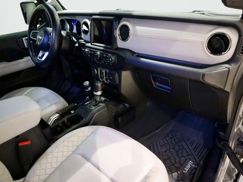 Used 2022 Jeep Wrangler Unlimited Sahara AWD/4WD image 15