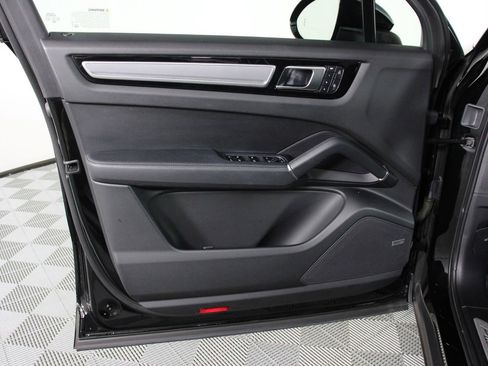 Certified 2023 Porsche Cayenne Platinum Edition image 20