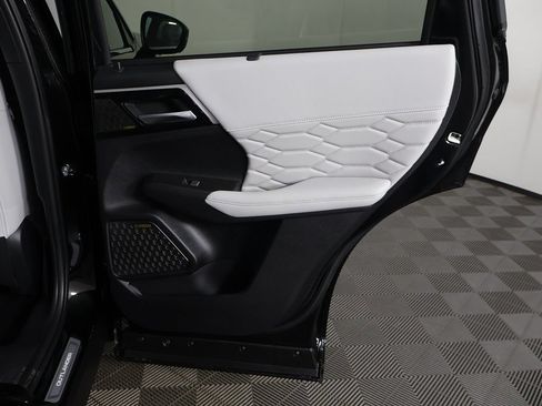 Used 2025 Mitsubishi Outlander AWD image 32