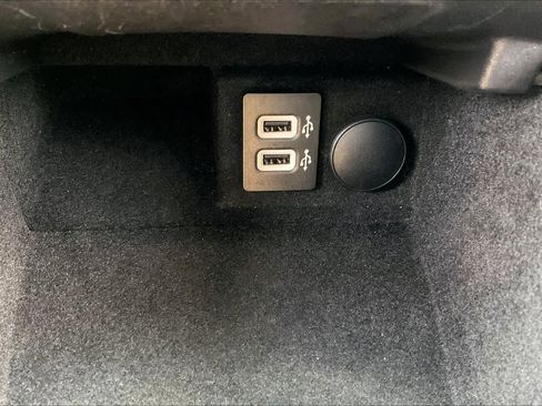 Used 2017 Lincoln Continental Premiere image 34