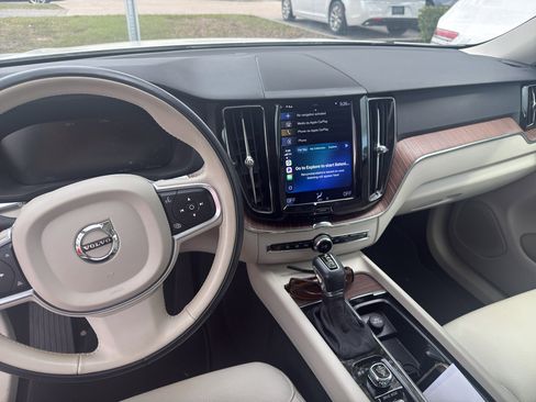 Used 2021 Volvo XC60 T5 Momentum w/ Protection Package Premier image 5