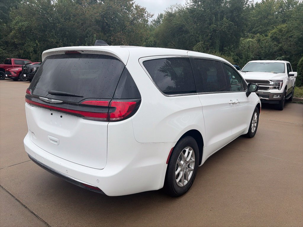 Used 2025 Chrysler Pacifica Select FWD image 7