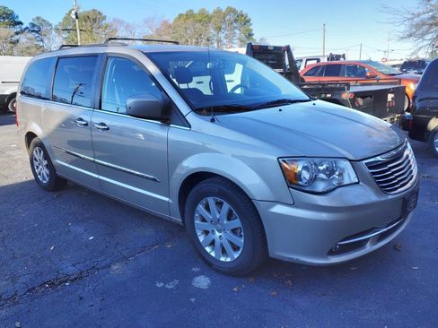 Used 2015 Chrysler Town & Country Touring w/ Driver Convenience Group FWD image 5