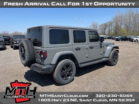 Used 2022 Jeep Wrangler Unlimited Sahara AWD/4WD image 9