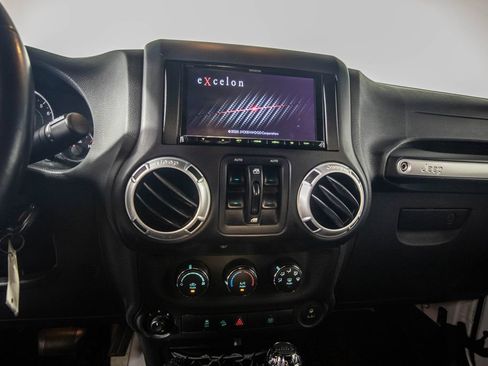 Used 2015 Jeep Wrangler Unlimited Rubicon AWD/4WD image 22