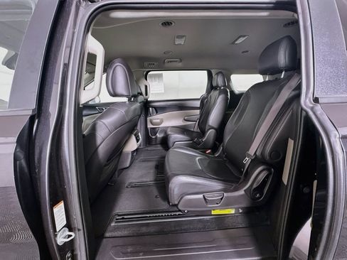 Used 2025 Kia Carnival FWD image 28