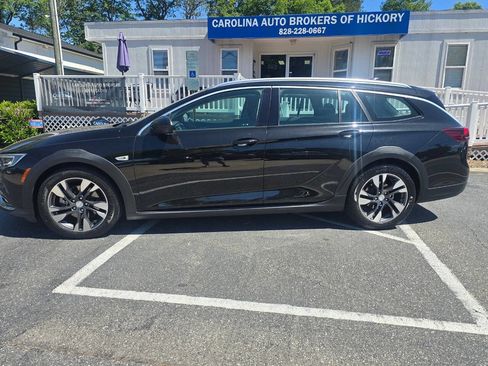 Used 2018 Buick Regal Essence w/ Driver Confidence Package #1 AWD/4WD image 3