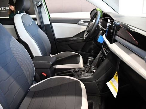 New 2026 Volkswagen Taos SE image 24