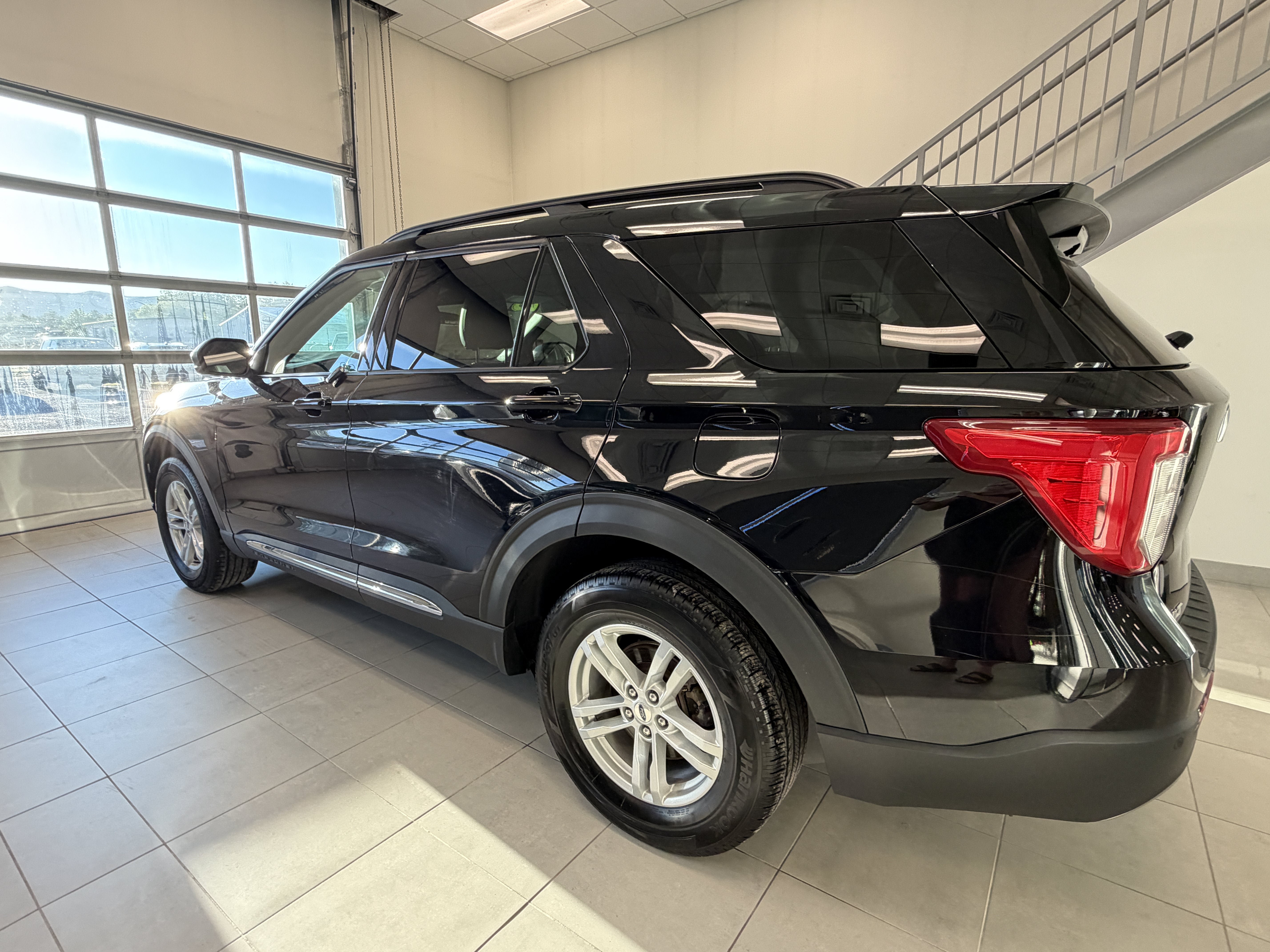 Used 2023 Ford Explorer XLT w/ Equipment Group 202A AWD/4WD image 4