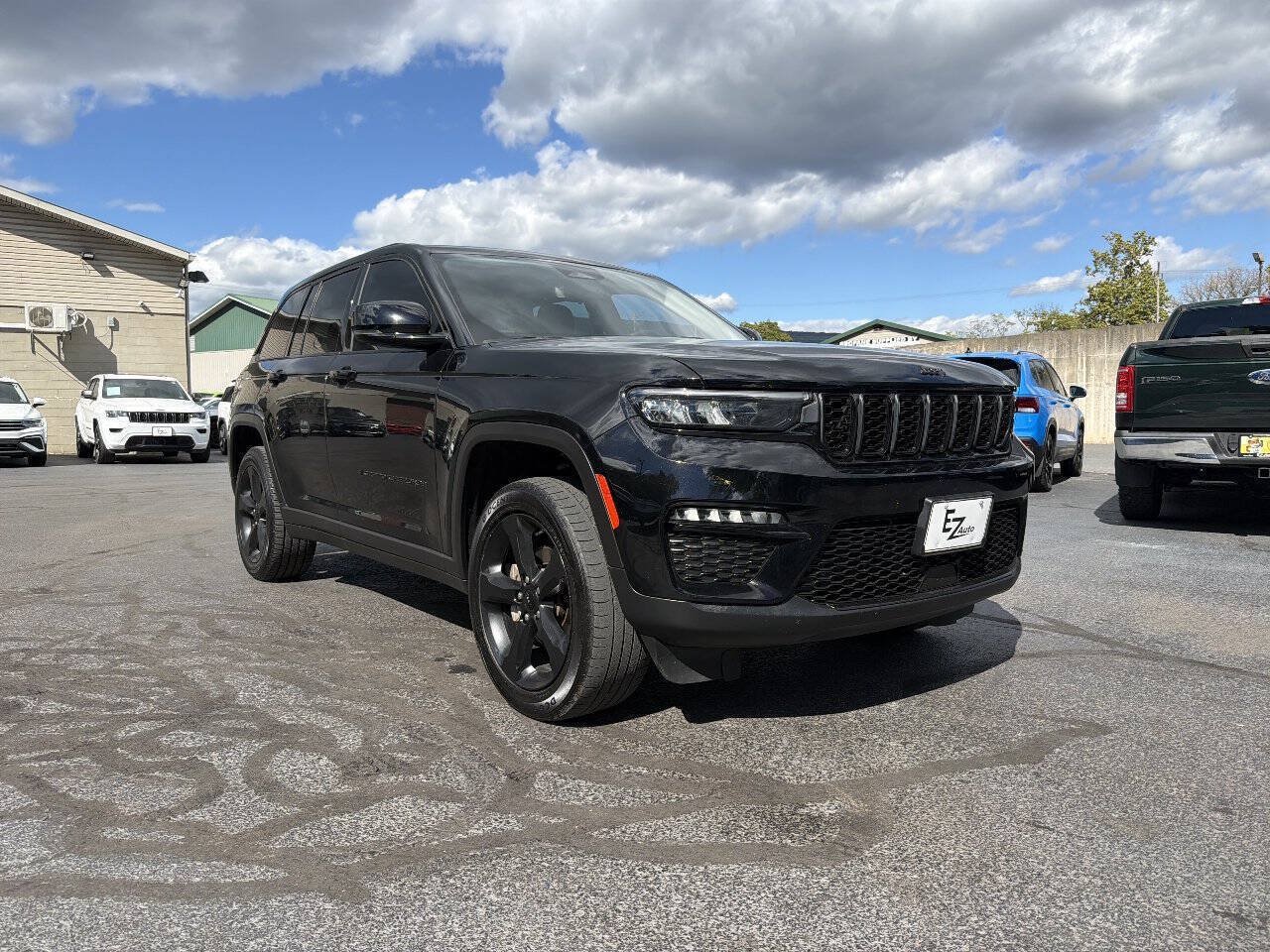 Used 2023 Jeep Grand Cherokee Limited w/ Black Appearance Package AWD/4WD image 2