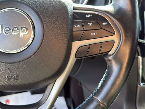 Used 2019 Jeep Grand Cherokee Laredo AWD/4WD image 15