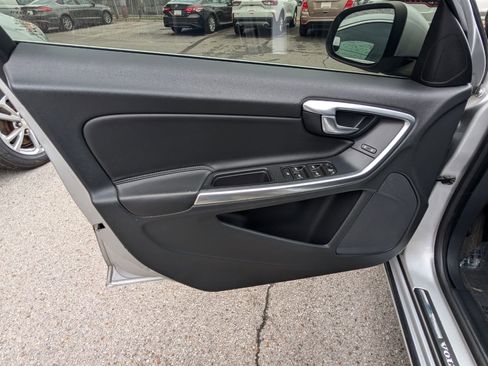 Used 2015 Volvo V60 T5 Premier image 11