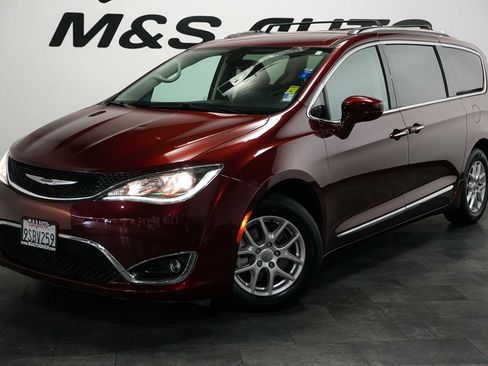 Used 2020 Chrysler Pacifica Touring-L FWD image 2